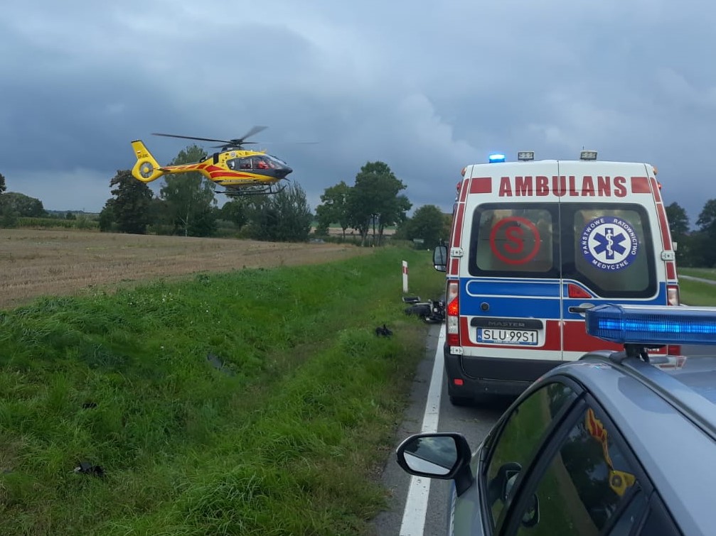 Na zdjeciu lądujący śmigłowiec Lotniczego Pogotowia ratunkowego w Gwoździanach.