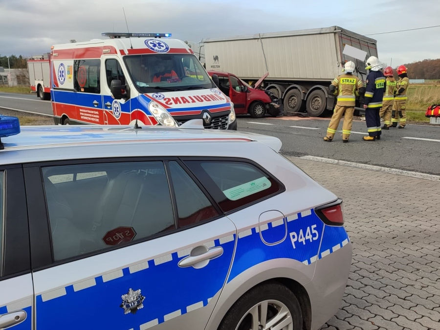 Na zdjęciu miejsce kolizji na drodze krajowej 46 w Kochanowicach, widoczne pojazdy biorące udział w zdarzeniu i samochody służb ratowniczych.