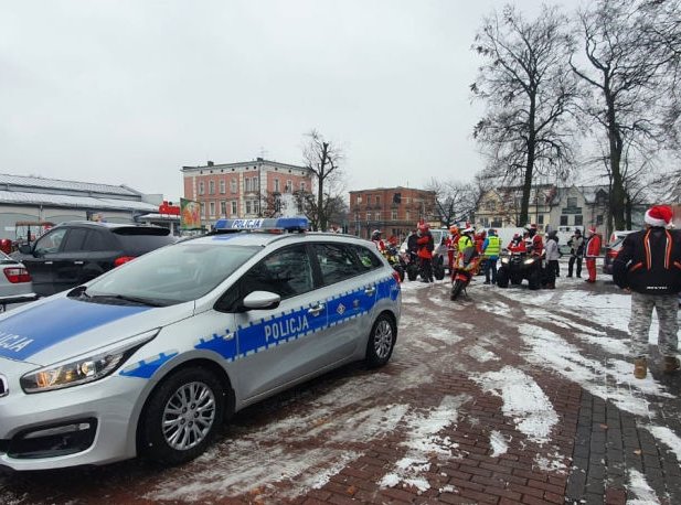 Na zdjęciu policyjny radiowóz w trakcie imprezy Moto-Mikołaje.