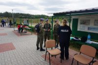 policjanci zadają pytania uczestnikom biegu