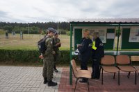 uczniowie odpowiadają na pytania zadawane przez policjantów