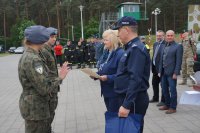 Pierwszy Zastępca Komendanta Powiatowego Policji wręcza nagrodę