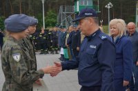 podinsp. Jacek Siwiaszczyk wręcza nagrodę