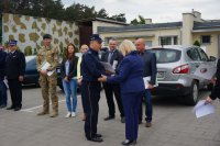 dyrektor szkoły składa podziękowania na ręce komendanta