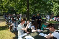 młodzież rozwiązuje test z wiedzy o ruchu drogowym