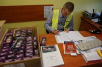 Policjant uzupełnia akta postępowania