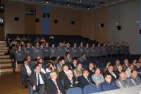Zdjęcie przedstawia zebranych na akademii gości i policjantów przygotowujących się do wyróżnienia