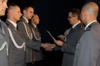 I Zastępca Śląskiego Komendanta Wojewódzkiego Policji insp. Roman Rabsztyn wręcza akt mianowania policjantowi
