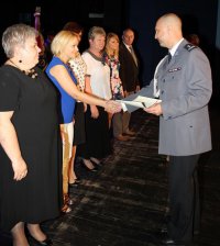 Komendant mł. insp. Rafał Kuter wręcza podziękowania pracownikowi cywilnemu