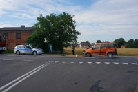 radiowóz stojący przed fiatem doblo