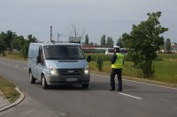 policjant zatrzymuje do kontroli busa