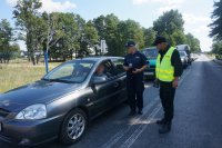 mundurowi rozmawiają z kierowcą