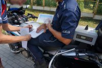 policjant z drogówki czas jazdy kierowcy ciężarówki