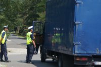 policjanci rozmawiają z kierowcą