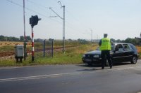 policjant rozmawia z kierowcą golfa