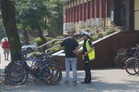 policjantka z drogówki poucza rowerzystę, który popełnił wykroczenie