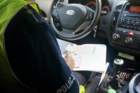 policjant wypisuje mandat karny