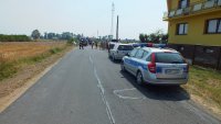 policjanci wykonują czynności na miejscu wypadku