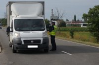 kierowca samochodu dostawczego podczas badania stanu trzeźwości