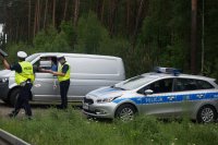 policjanci kontrolują samochód przy obwodnicy Lublińca