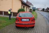 policjant z drogówki sporządza dokumentację
