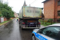 policjant przy ciężarówce biorącej udział w zdarzeniu