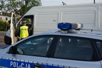 policjant sprawdza stan trzeźwości kierowcy busa