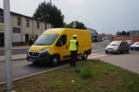 policjant przeprowadza kontrole stanu trzeźwości kierujących
