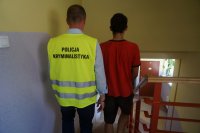 zatrzymany doprowadzany do pomieszczenia dla osób zatrzymanych