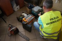 technik układa zabezpieczone przedmioty