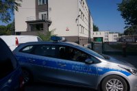 policjanci na parkingu przy szkole
