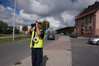 policjant z drogówki wypatruje kierowców bez pasów bezpieczeństwa