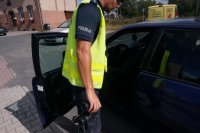 policjant rozmawia z kierowcą, który nie zapiął pasów