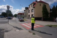 policjant zatrzymuje samochód