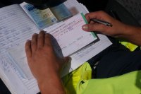 policjant wypisuje mandat karny