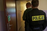 36-latek został zatrzymany po tym, jak uderzył żonę młotkiem