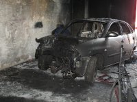 doszczętnie spalony samochód