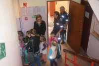 dzieci wchodzą do komendy