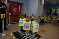 przedszkolaki w miasteczku ruchu drogowego