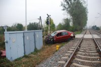 Rozbity fiat stoi przy torowisku