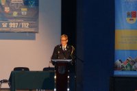 Policjantka tłumaczy jak należy przygotować się do wyjazdu