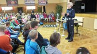 Policjantka na spotkaniu z pierwszoklasistami