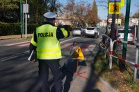 Policjant wykonuje czynności na miejscu zdarzenia