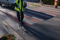 Policjant wykonuje pomiary