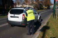 Policjant dokonuje oględzin pojazdu