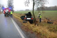 Kierujący BMW uderzył w drzewo