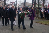 Burmistrz Miasta i radni składają kwiaty