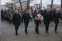 Starosta Powiatowy składa wiązankę