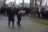 Prokurator Rejonowy składa kwiaty pod pomnikiem