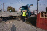Policjanci w trakcie rozmowy z kierowcą, który zaparkował nachodniku
